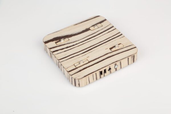 KiwiBox wooden Wenge white striped charger 4 port